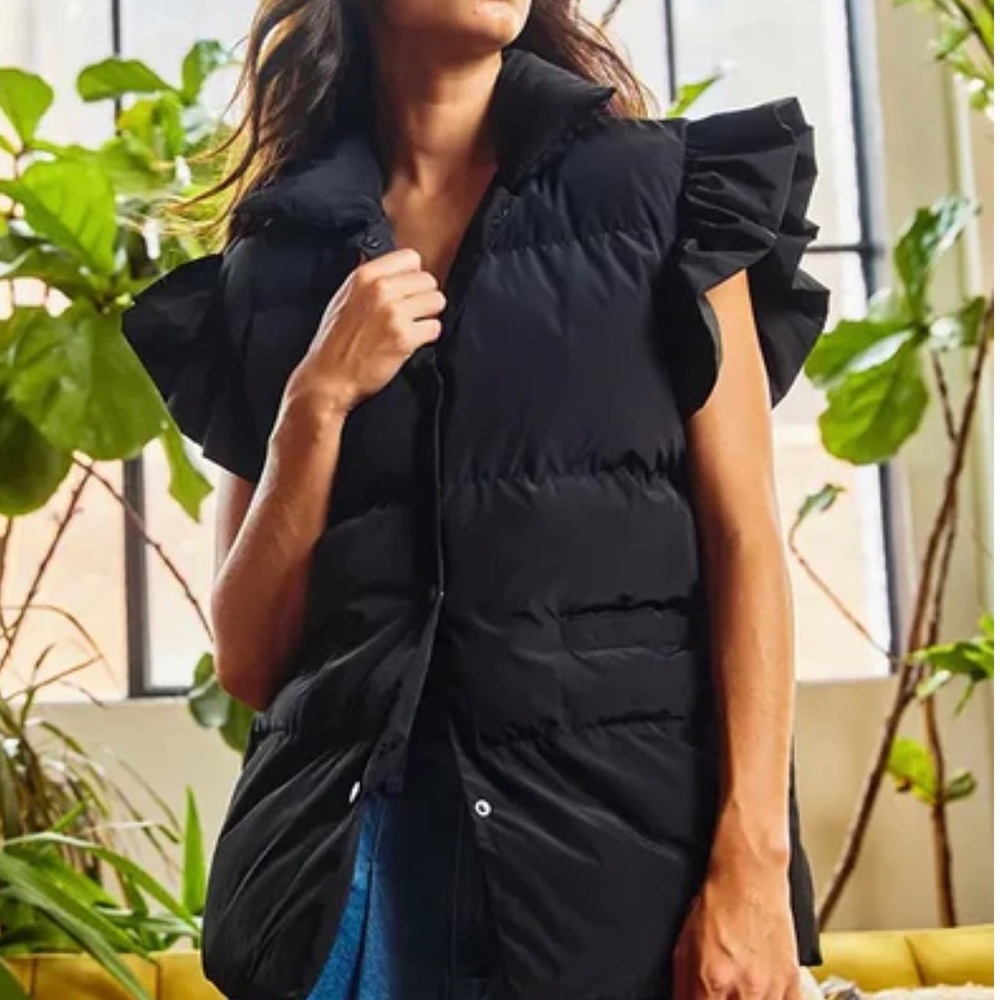 - NWOT Bucket List Ruffle SLEEVE DOWN VEST | Black Sz S 🖤